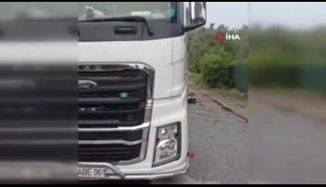 Bursa'da turşu yüklü tır devrildi