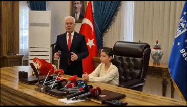 Bursa Büyükşehir Belediye Başkanı Bozbey koltuğunu çocuklara devretti&nbsp;
