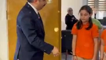 Yıldırım Belediye Başkanı&nbsp;Yılmaz koltuğunu çocuklara devretti