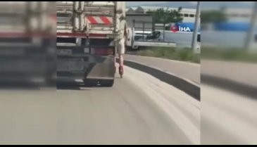 Bursa'da bir patenli genç kamyona tutunarak ilerledi!