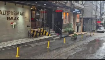 Bursa Altıparmak'ta bir işletmeden kaldırım işgali!