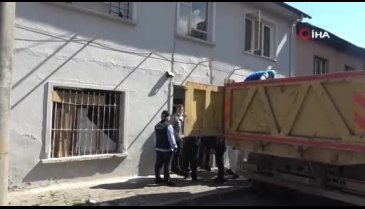 Bursa'da evden 3 kamyon çöp çıktı!
