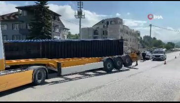 Düzce'de tırın taşıdığı konteyner yola düştü