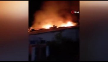 İzmir'de 2 katlı ev alev alev yandı