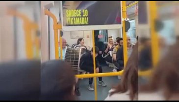 Bursa'da metro vagonunda mini konser resitali