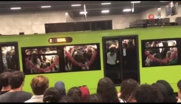 Bursa'da metro vagonunda yumruk yumruğa kavga