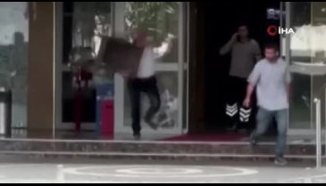 Antalya'da çalışanları bıçakla tehdit eden şahsa meydan dayağı
