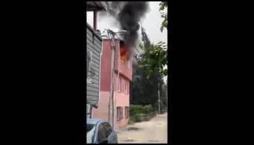 Bursa'da 3 katlı binada yangın paniği!