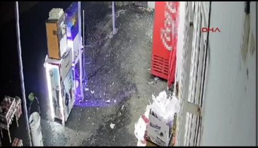 Bakkalda dehşet anları! Bıçaklı saldırgan 4 kişiyi yaraladı