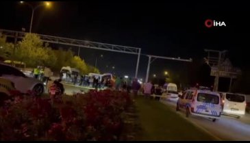 Gaziantep'te kontrolden çıkan minibüs, orta refüje çarptıktan sonra savruldu