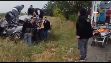 Bursa'da otomobil ile çarpışan tırın devrildiği kazada 3 kişi yaralandı