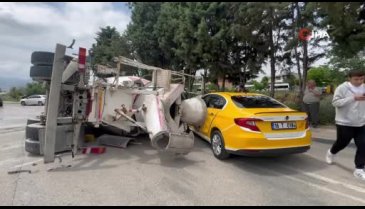 Bursa'da taksi şoförü devrilen kamyonun altında kalmaktan son anda kurtuldu