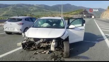 Bursa'da kontrolden çıkan otomobil bariyerlere çarptı!