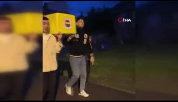 Bursa'da ilginç görüntüler! Galatasaray taraftarları Fenerbahçe tabutu taşıdı