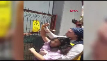 Mardin'de oynarken eline çitin telleri saplandı!