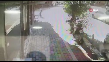 Bursa'da yolun karşısına geçen otomobil yayaya böyle çarptı