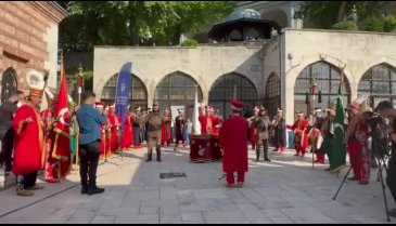 Bursa'da Yıldırım Bayezid Türbesi'nde puşide örtüsü yenilendi