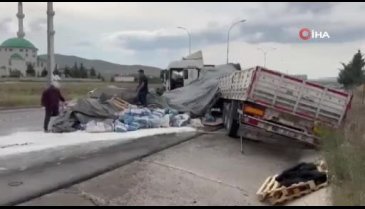 Tırla kamyonetin çarpıştığı kazada 2 kişi öldü, 1 kişi yaralandı