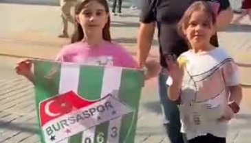 Teksas çarşıda bayrak dağıttı