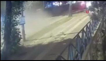 Bursa'da kontrolden çıkan otomobil ağaca çarptı, yaya ezilmekten son anda kurtuldu