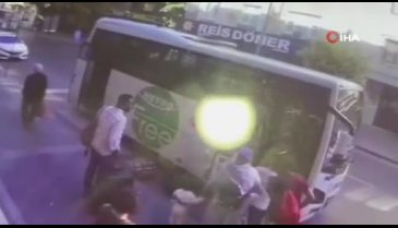 İstanbul'da bina çöktü!