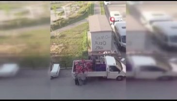 Bursa'da kilosu 100 TL çilekleri kasa kasa çöpe döktü