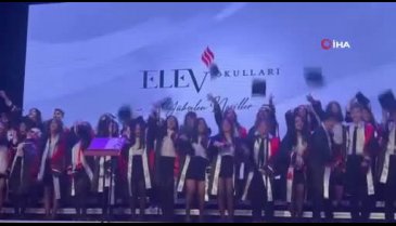 İstanbul'da sahnede bulunan dev ekran insanların üzerine devrildi
