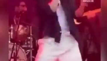 Murat Boz Almanya'da! Sahnedeki garip hareketleri gündem oldu