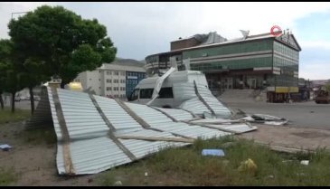 Bitlis'te rüzgardan uçan çatılar araçların üstüne düştü