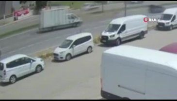 Bursa otomobil sürücüsü karşı şeride geçerek kaza yaptı