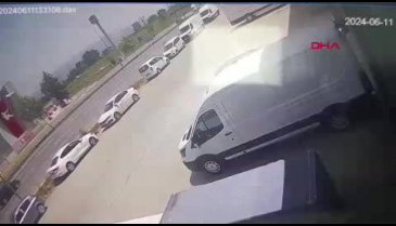 Bursa'da karşı şeride geçen otomobil kamyonete çarptı!