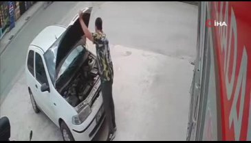 Otomobilin motoruna giren yılan teker sökülerek çıkarıldı