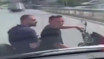 Hasta taşıyan ambulansın önünü kesen şahıslar yakalandı -2
