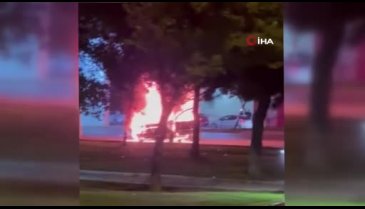 Konya'da elektrik direğine çarpan otomobil alev topuna döndü