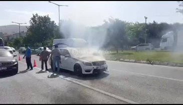 Bursa'da seyir halindeki otomobil motor bölümünden yandı