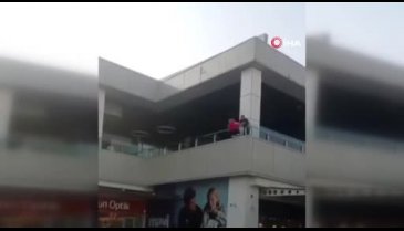 Bursa'da AVM'de intihar girişimi!