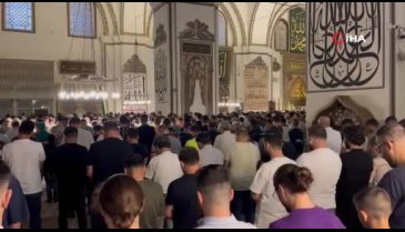 Bursa'da vatandaşlar, bayram namazı için Ulu Cami'ye akın etti