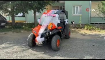 Tokat'ta Babalar Günü'nde eşine kendi ürettiği aracı hediye etti