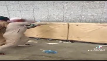 Mekke'de kendinden geçen hacı, şemsiyeyle şeytanı taradı