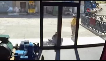 Bursa'da dükkandan kablo çalan hırsızlar güvenlik kamerasına yansıdı