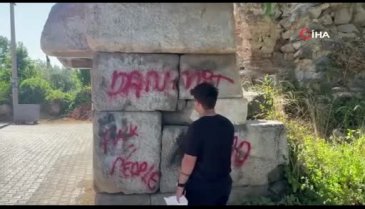 Bursa'da 2000 yıllık tarihi surlara sprey boyalarla yazı yazdılar
