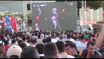 Bursa'da A Milli Futbol Takımı'nın maçı açık alanda dev ekranlarda izlendi