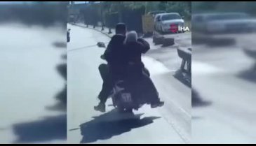 Bursa'da 5 kişilik bir ailenin motosiklette tehlikeli yolculuğu kamerada