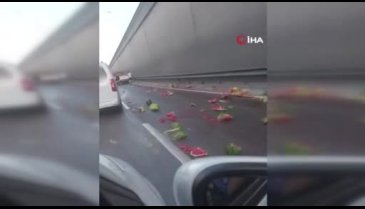 Bursa'da kamyonetten yola dökülen karpuz ve kavunlar yolu kayak pistine çevirdi