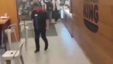 Starbucks ve Burger King'e tekbirlerle baskın