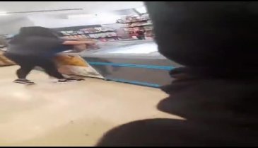 Genç kadın market çalışanının kafasını dolaba defalarca böyle vurdu!