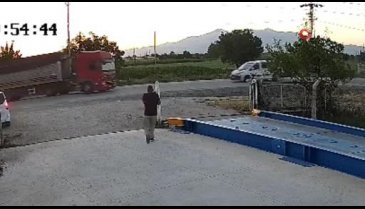 Karaman'da hafif ticari araç tırla çarpıştı