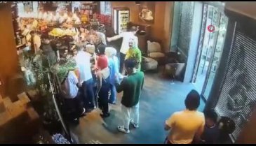 İstanbul'da AVM'de kıza saldırı kamerada: Başörtüsünü açıp küfür etti