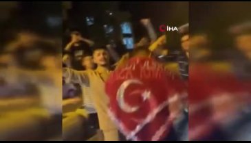 Bursa'da yolu kapatıp çiftetelli oynadılar