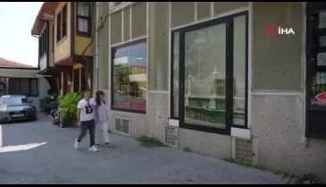 Bursa'da vitrinde mezarlığı görenler dönüp bir daha bakıyor